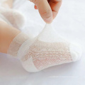 Calcetines de malla blanca de algodón para bebés recién nacidos encantadores y transpirables para niños pequeños
